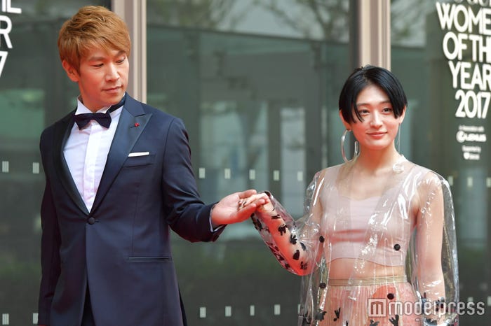 コムアイを見ながらしっかりエスコート (C)モデルプレス