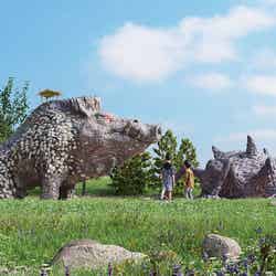 「乙事主」の滑り台(左)と「タタリ神」のオブジェ(C)Studio Ghibli