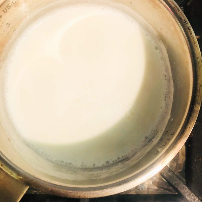 手順2:鍋に牛乳、砂糖を入れ、沸騰直前まで火にかける/画像提供:柏原歩