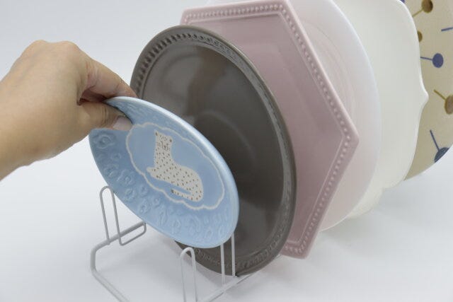 ダイソー　ディッシュスタンド（6枚収納）　使用例　取り出しやすい