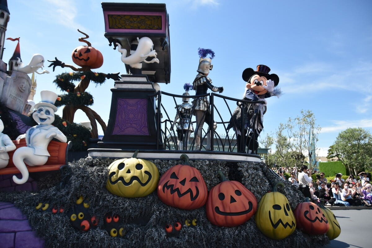 ミッキーマウスが乗る3台目のフロートは、お墓だらけのシンデレラ城をイメージ