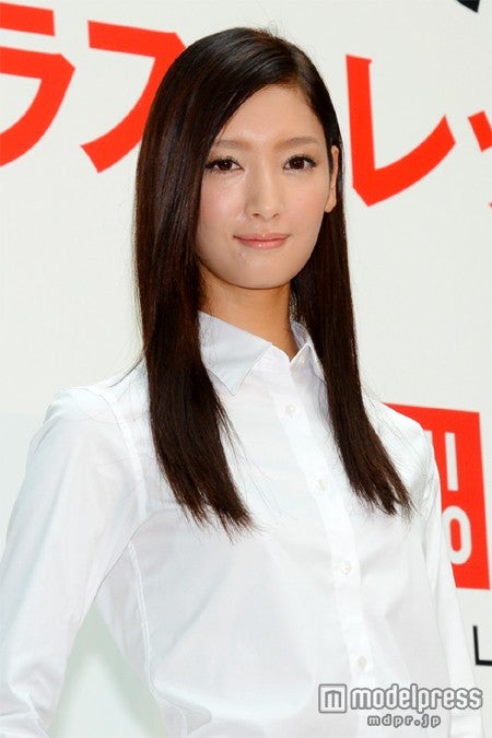 菜々緒、「ユニクロ」新デニムで美脚アピール！脚をキレイに魅せるコツとは？