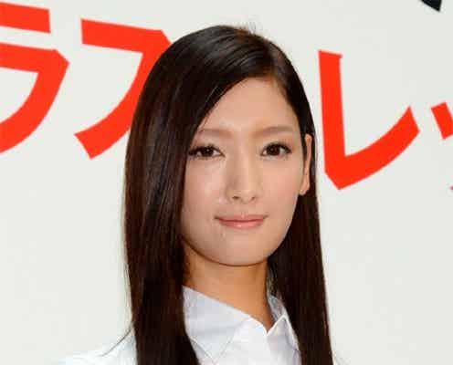 菜々緒、「ユニクロ」新デニムで美脚アピール!脚をキレイに魅せるコツとは?