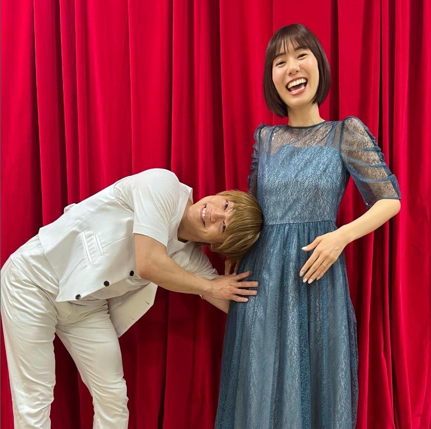 おばたのお兄さん、第1子妊娠中の妻・山崎夕貴アナとの密着ショット公開「今週は2度も妻と仕事でした！」