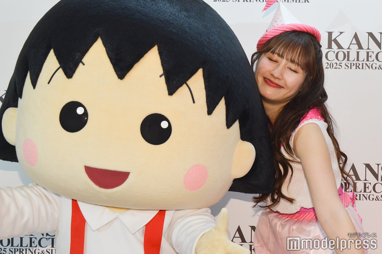 まる子に密着する佐々木彩夏（C）モデルプレス