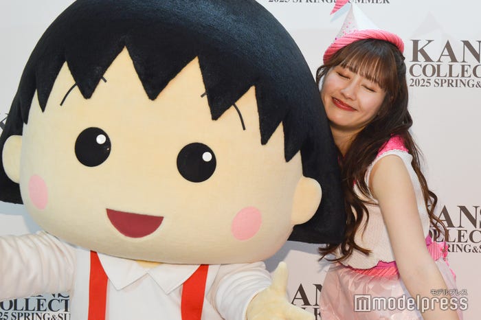まる子に密着する佐々木彩夏(C)モデルプレス