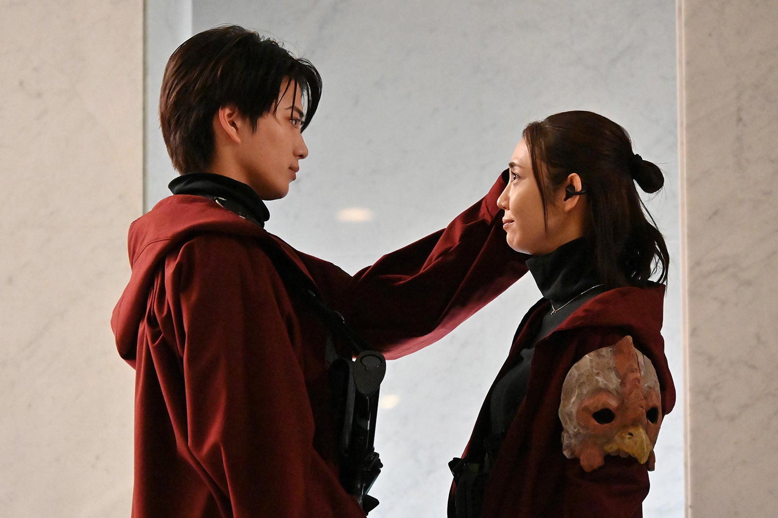 岩瀬洋志、山谷花純「新空港占拠」第4話より（C）日本テレビ