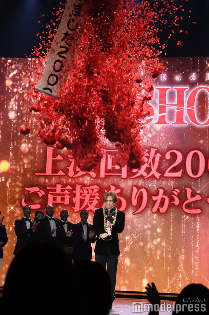 豪快祝福“くす玉大量紙吹雪”の洗礼を受ける堂本光一(C)モデルプレス