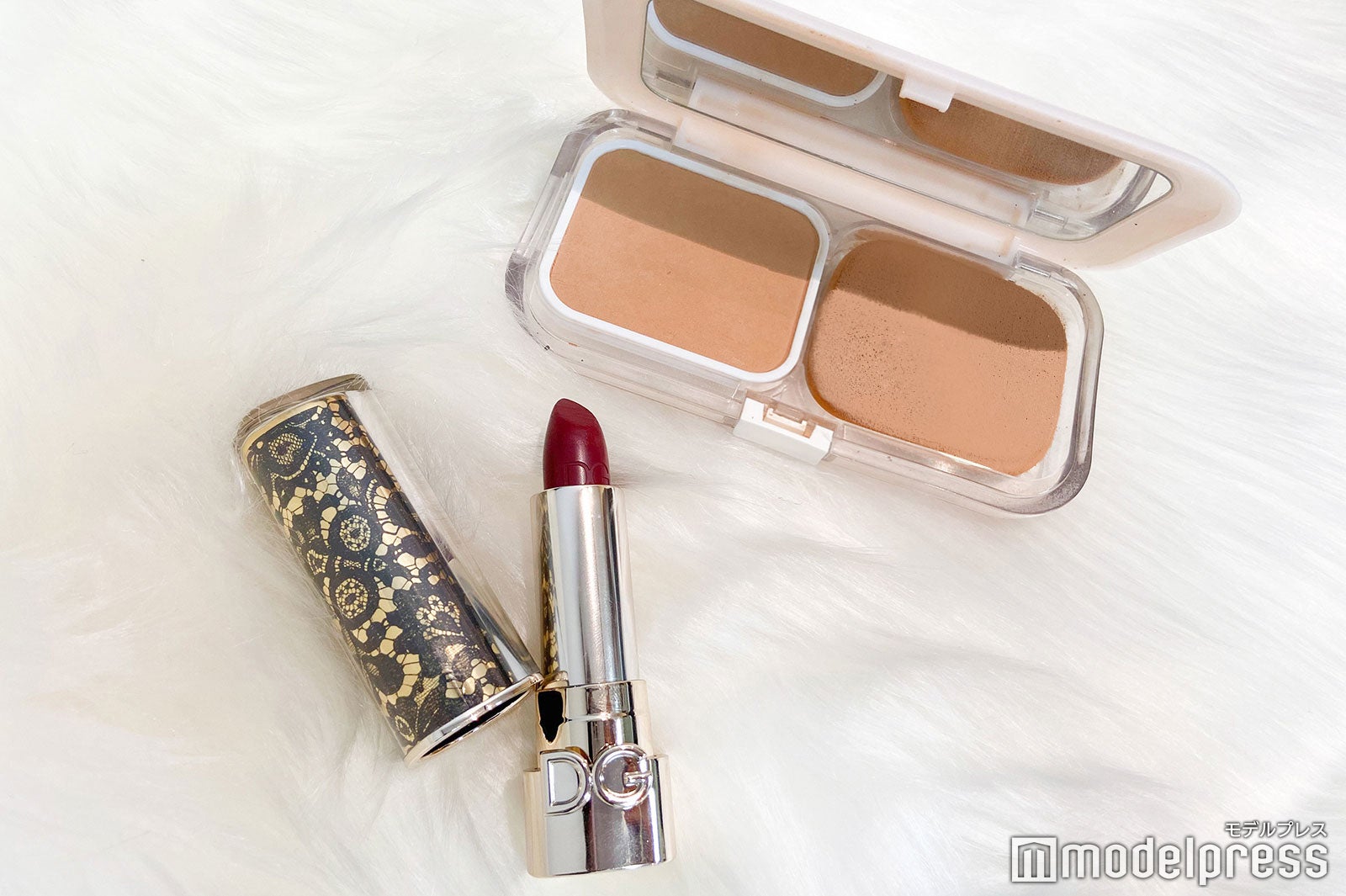この日の持ち歩きコスメはファンデーションとリップのみ（C）モデルプレス