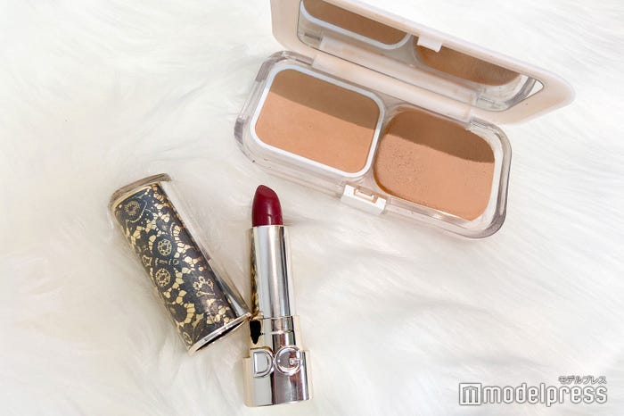 この日の持ち歩きコスメはファンデーションとリップのみ(C)モデルプレス
