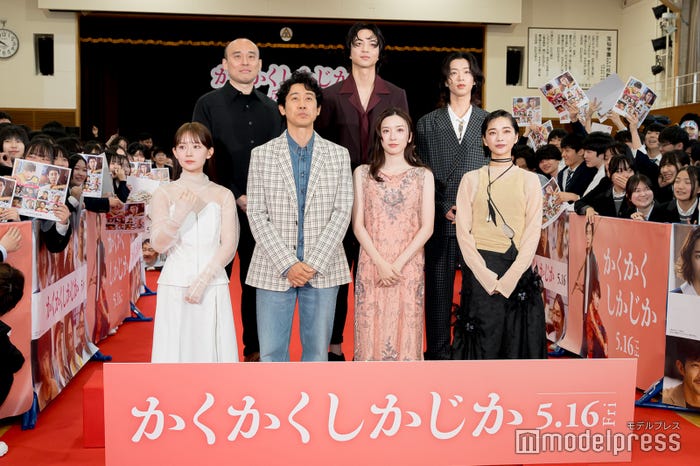 キャストが高校に集結/(上段左から)関和亮監督、鈴木仁、森愁斗(下段左から)畑芽育、大泉洋、永野芽郁、見上愛(C)モデルプレス