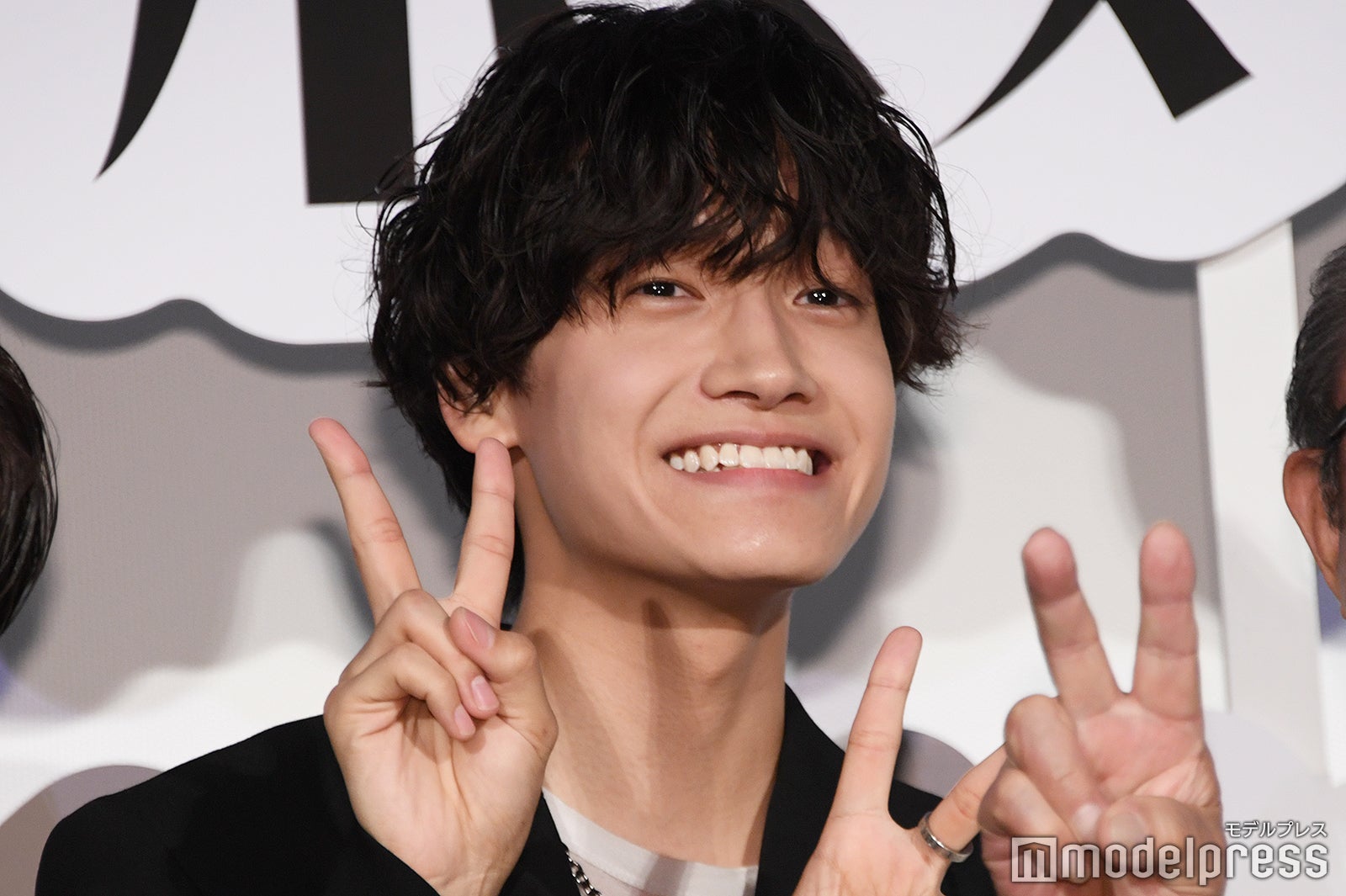 カメラマンから「パート2やるぞ！のダブルピース」を求められ無邪気にダブルピースを決めた佐野晶哉（C）モデルプレス