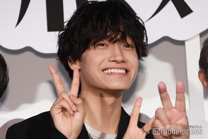 カメラマンから「パート2やるぞ!のダブルピース」を求められ無邪気にダブルピースを決めた佐野晶哉(C)モデルプレス