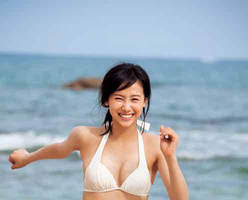 現役女子高生モデルが初水着 白ビキニで“大人ボディ”開放