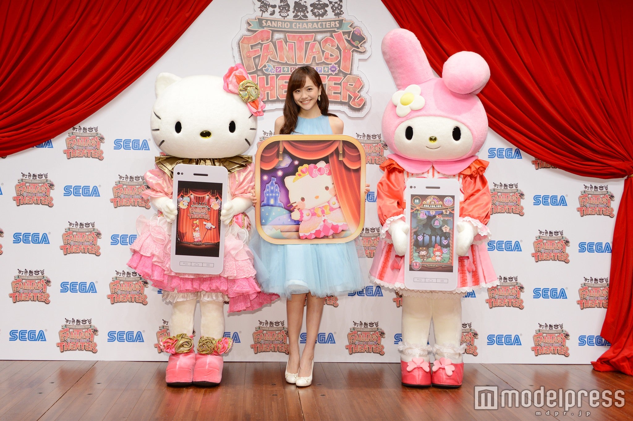 （左から）キティちゃん、松井愛莉、マイメロディ（C）モデルプレス