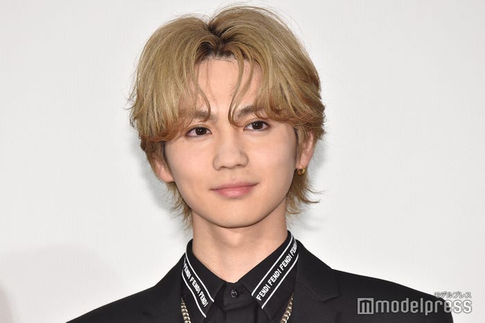 金髪の吉野北人(C)モデルプレス