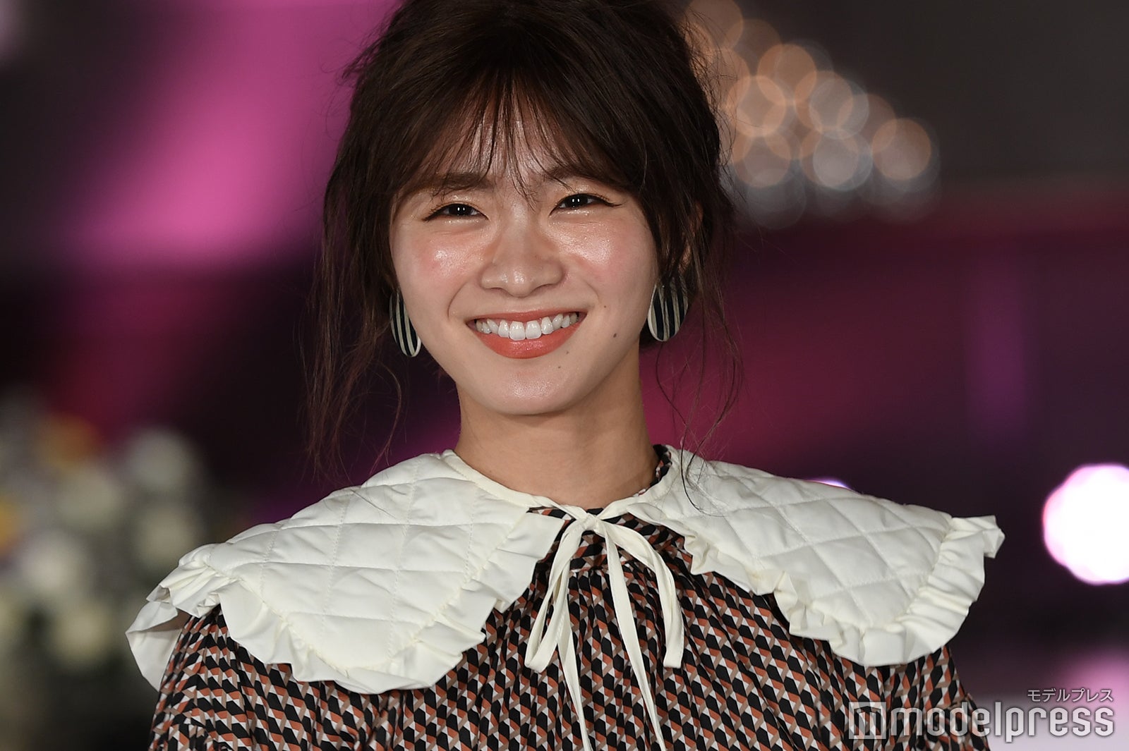 岡崎紗絵、トップスインでほっそりウエスト強調 笑顔輝くウォーク披露＜札幌コレクション2021＞