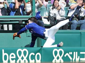 中日 福永裕基がアクシデントで緊急交代→救急搬送 飛球を追って三塁カメラマン席に頭から落下 審判がすぐに担架を要請 甲子園が軽傷を願う声に包まれる
