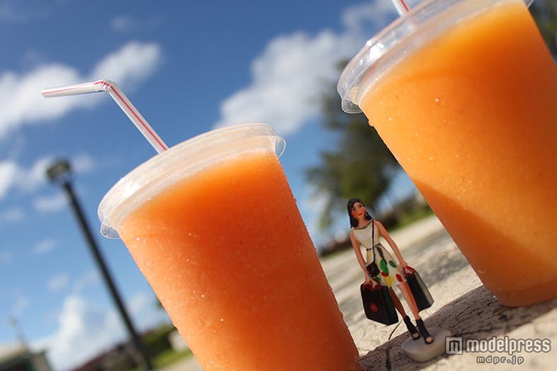 自称「世界を飛び回る、売れっ子ファッション・ジャーナリスト」のメアリー