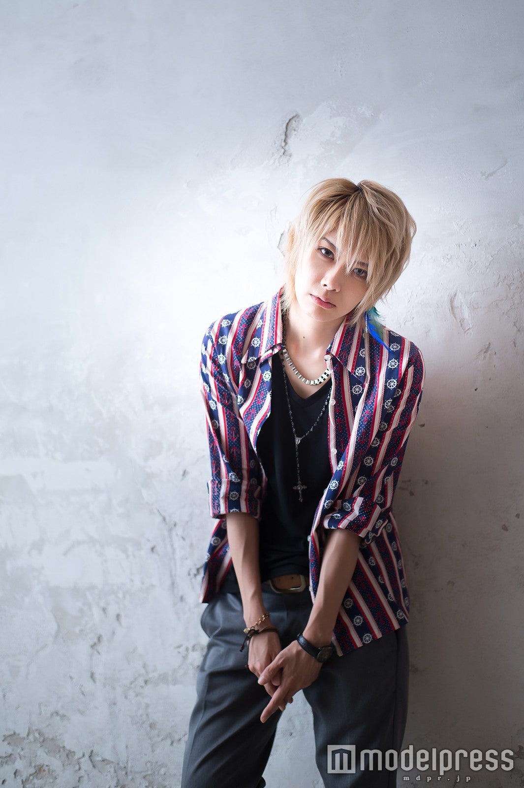 マリンテイストな柄シャツを主役に（C）モデルプレス