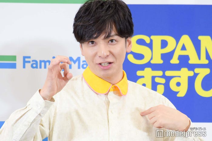 米柄シャツをアピールする生田斗真(C)モデルプレス