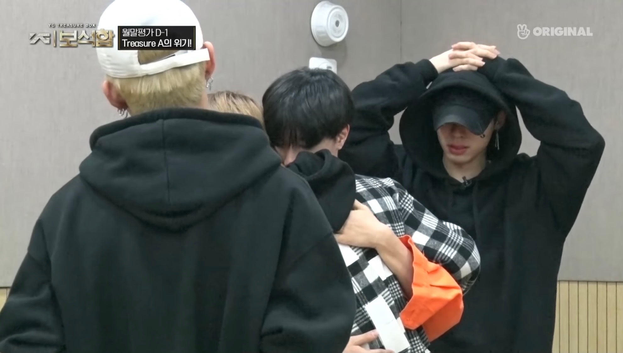 突然の別れに涙するTreasureAのメンバー  ／「YG宝石箱」公式YouTubeより