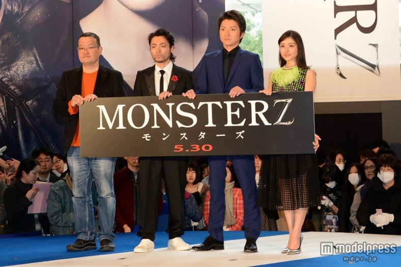 （左より）中田秀夫監督、山田孝之、藤原竜也、石原さとみ