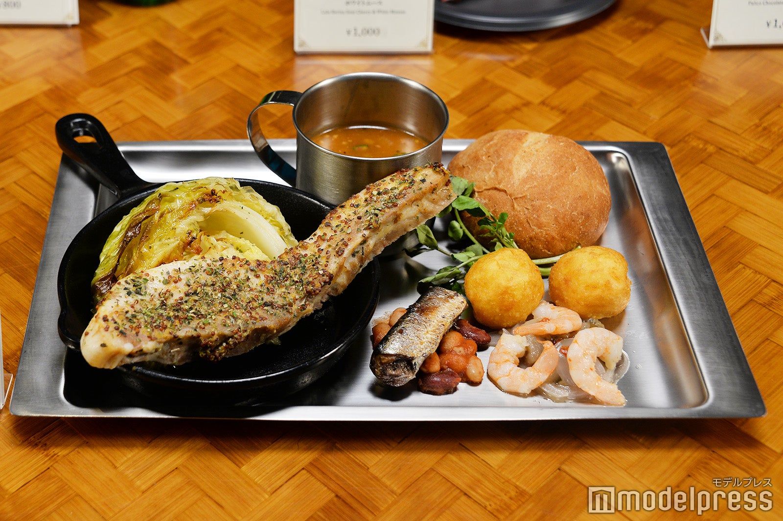 焚き火料理 ポーク、ワイルドハーブ、シルドニンニク（C）モデルプレス