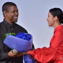 (左から)デンゼル・ワシントン、武井咲