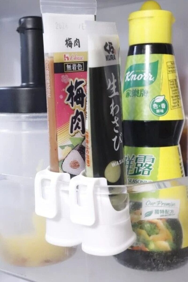 冷蔵庫のドアポケットに白いフック付きキャップで薬味チューブ2本が吊り下げられている 冷蔵庫のドアポケットに白いフック付きキャップで薬味チューブ2本が吊り下げられている