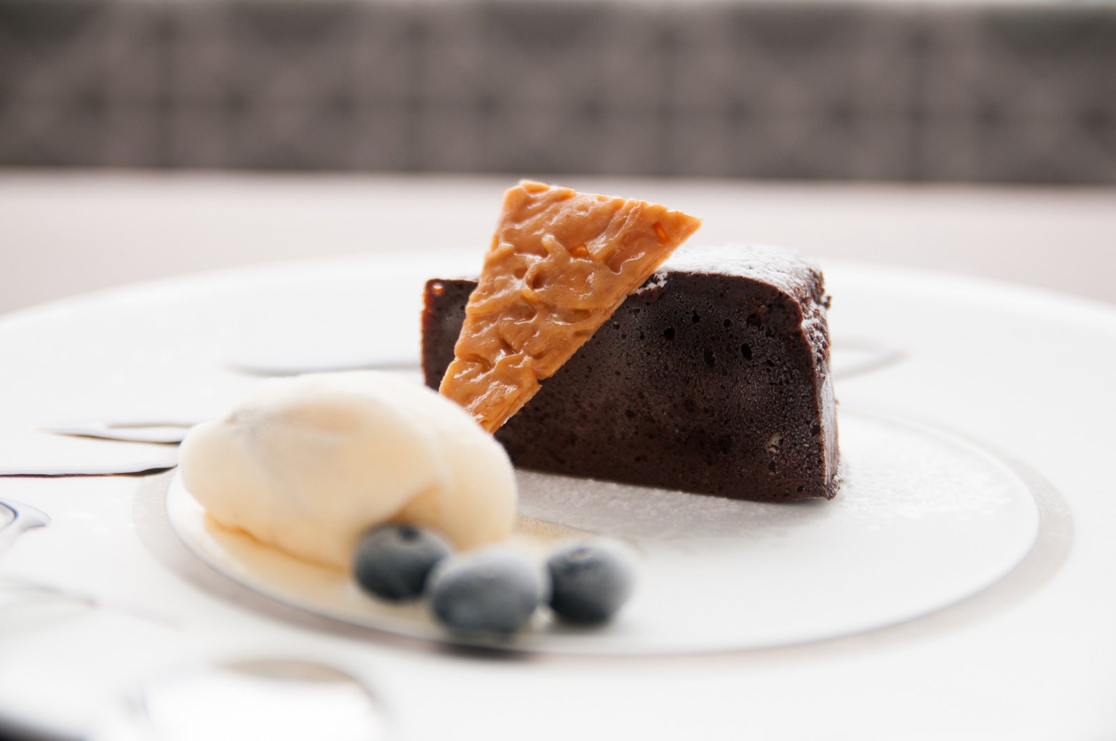 ガトーショコラとジェラート-アーモンドのクロカン添え／画像提供：株式会社ラックバッググループ