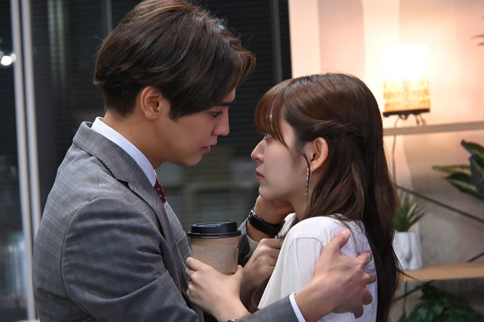 片寄涼太、鈴木愛理「推しが上司になりまして」第5話(C)「推しが上司になりまして」製作委員会