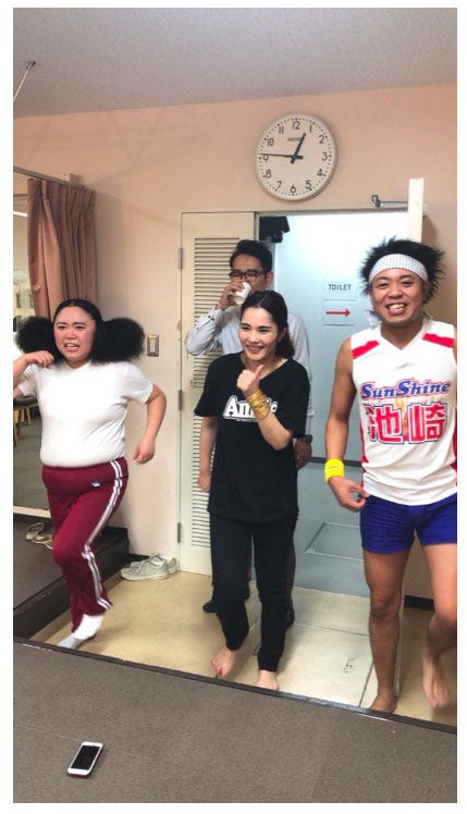 踏み台昇降をする平野ノラと芸人達/平野ノラ公式ブログ(Ameba)より