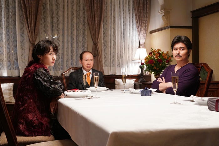 波瑠、中村梅雀、小澤征悦/「もみ消して冬」第1話より(C)日本テレビ