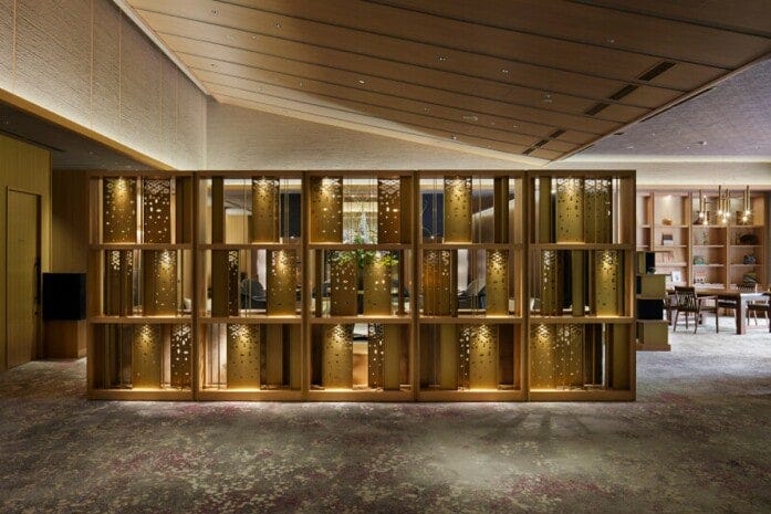 桜吹雪をデザインした木製のパーテーションが目を引くロビー