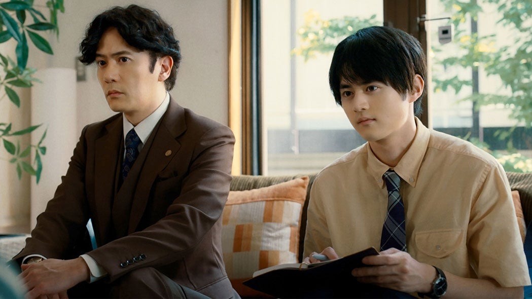 稲垣吾郎、鈴鹿央士（C）「リーガルビート –逆転の法廷–」第1話