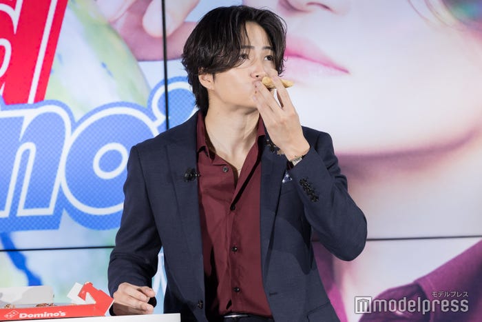 ピザを頬張る菊池風磨(C)モデルプレス