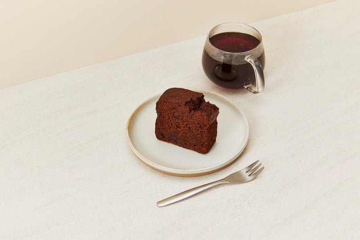 チョコレート ラムレーズン パウンドケーキ 432円(持ち帰りの場合)/440円(店内利用の場合)/画像提供:Blue Bottle Coffee Japan