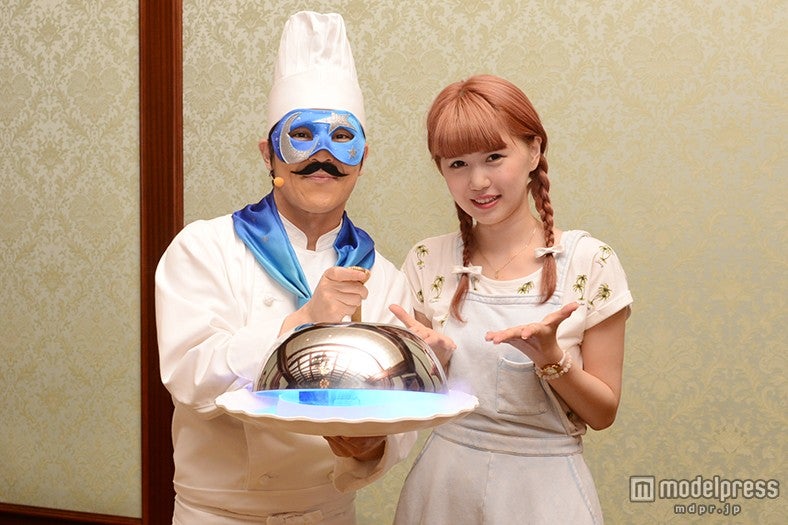 “マジカルシェフ”とグリーティング／モデル：河西里音