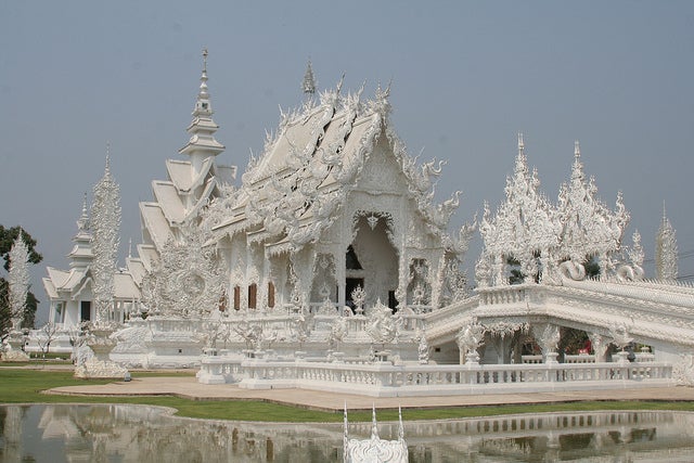 一度は見てみたい、神秘的な純白のタイ寺院