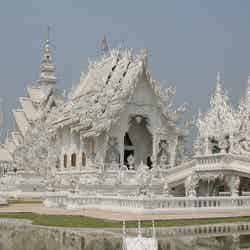 一度は見てみたい、神秘的な純白のタイ寺院