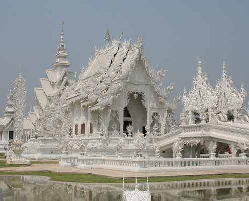 一度は見てみたい、神秘的な純白のタイ寺院
