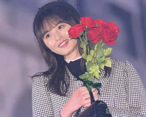 乃木坂46遠藤さくら、真っ赤なバラから顔チラリ 可愛らしい仕草で魅了<GirlsAward 2022 A/W>