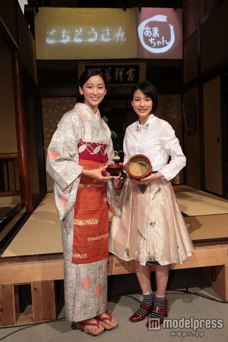 (左から)杏、能年玲奈(C)NHK