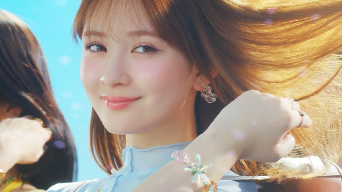 畑芽育「さらツヤすぎる!Essential!(LOVEマシーン)」篇(提供写真)