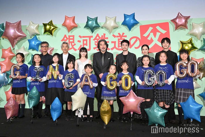 (後列左から)成島出監督、田中泯、森七菜、役所広司、菅田将暉、坂井真紀、豊田裕大(前列)イーハトーブ子ども合唱隊(C)モデルプレス
