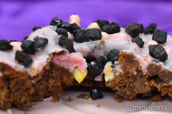 ピンクなブラックサンダー クッキードーナツ(いちご)(C)モデルプレス