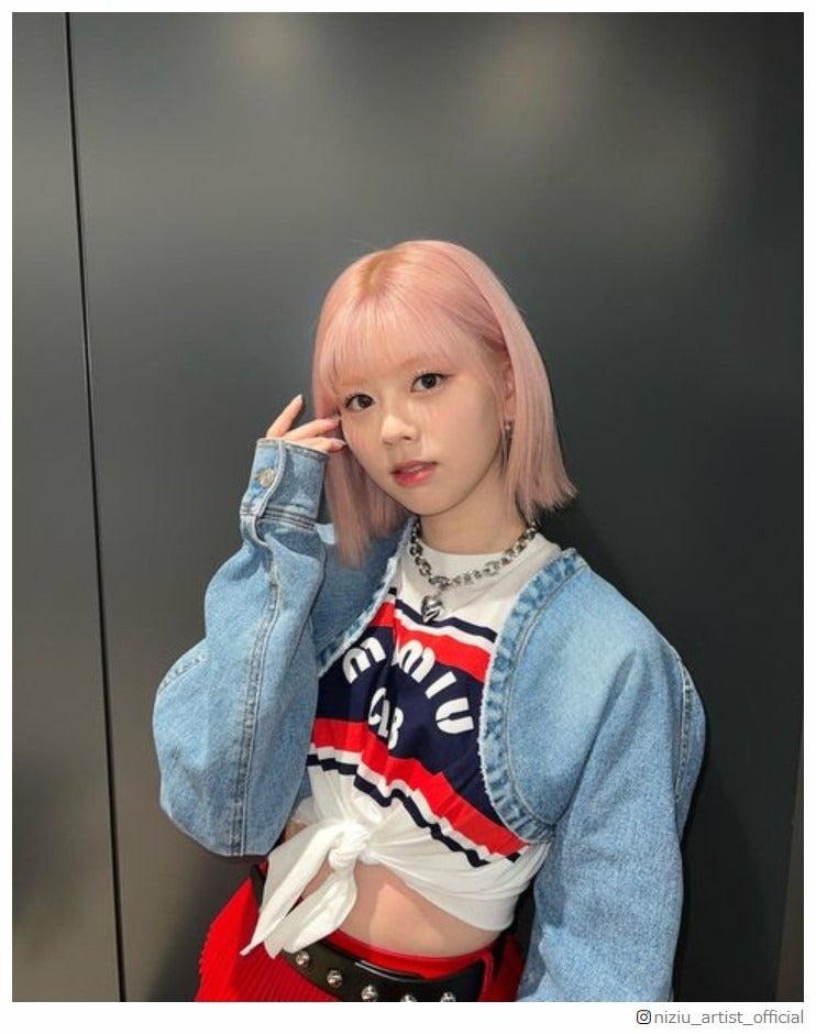 NiziUリク、ピンク髪復活「めちゃくちゃ似合ってる」「アレンジも可愛い」と反響