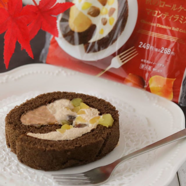 ファミマ_秋のロールケーキマロンティラミスお皿に盛り付け