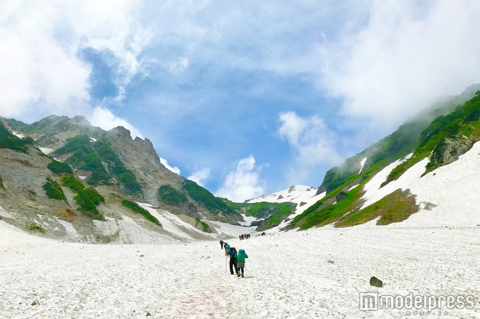 進む先はひたすら雪渓（C）モデルプレス